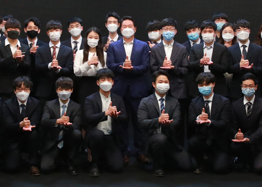 7일 오후 서울 역삼동에 있는 한국고등교육재단에서 열린 '해외유학 장학증서 전달식'에서 최태원(가운데 줄 왼쪽 네번째) SK그룹 회장과 선발된 재단 장학생들이 기념사진을 찍고 있다.    SK그룹 제공